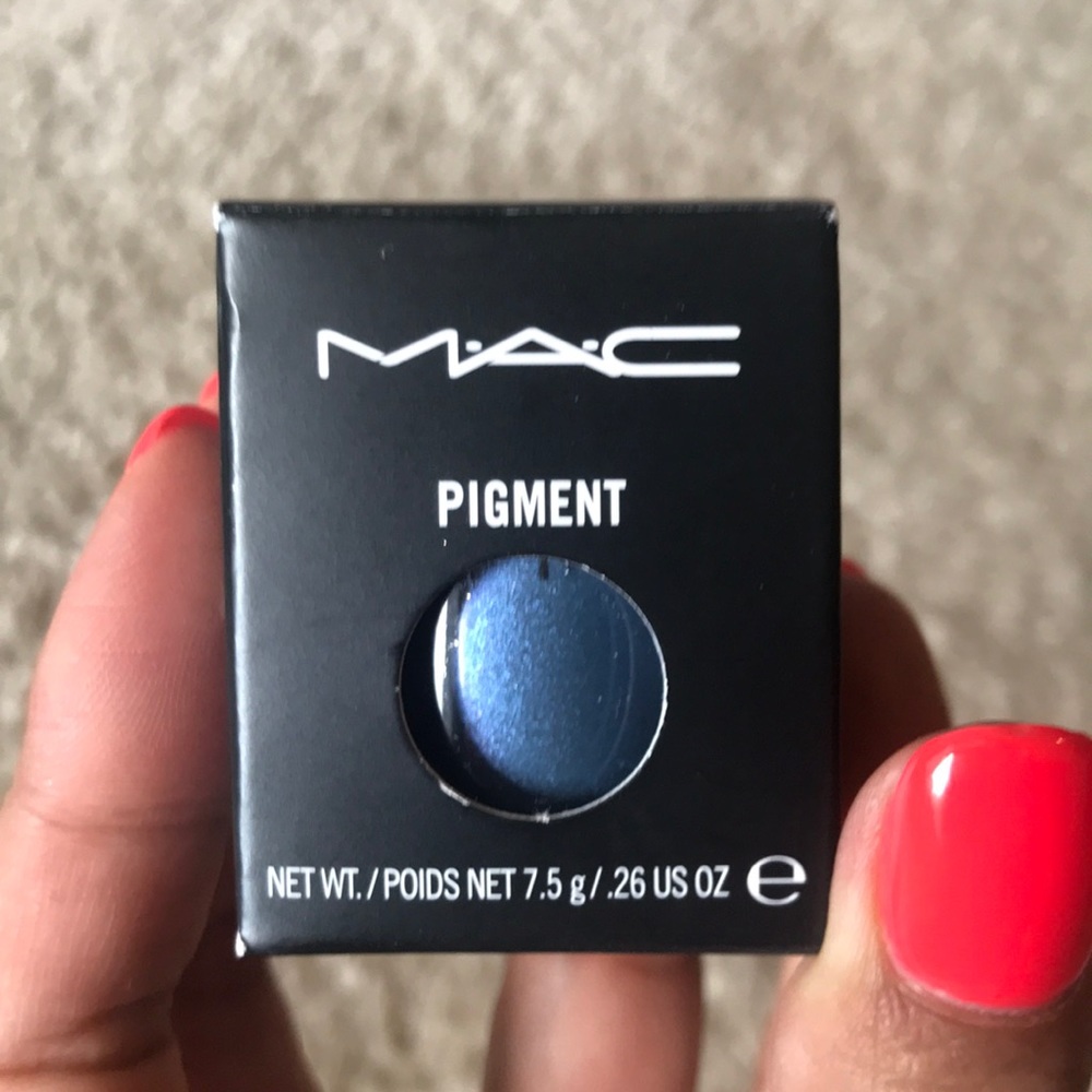 Authentic MAC Pigment in “Bell-Bottom Blue”